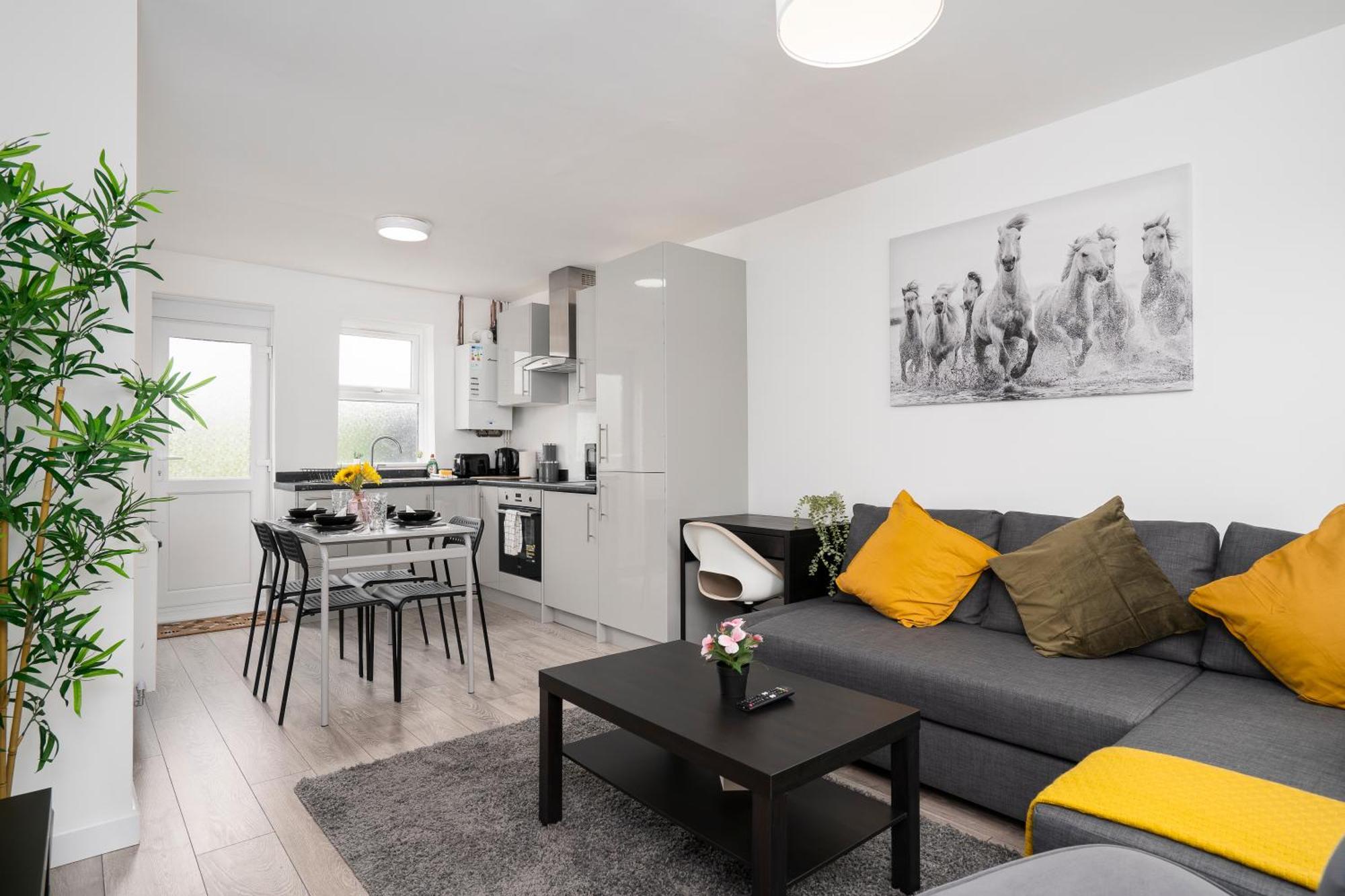Modern 4 Bed House-Free Parking Διαμέρισμα Burton  Εξωτερικό φωτογραφία