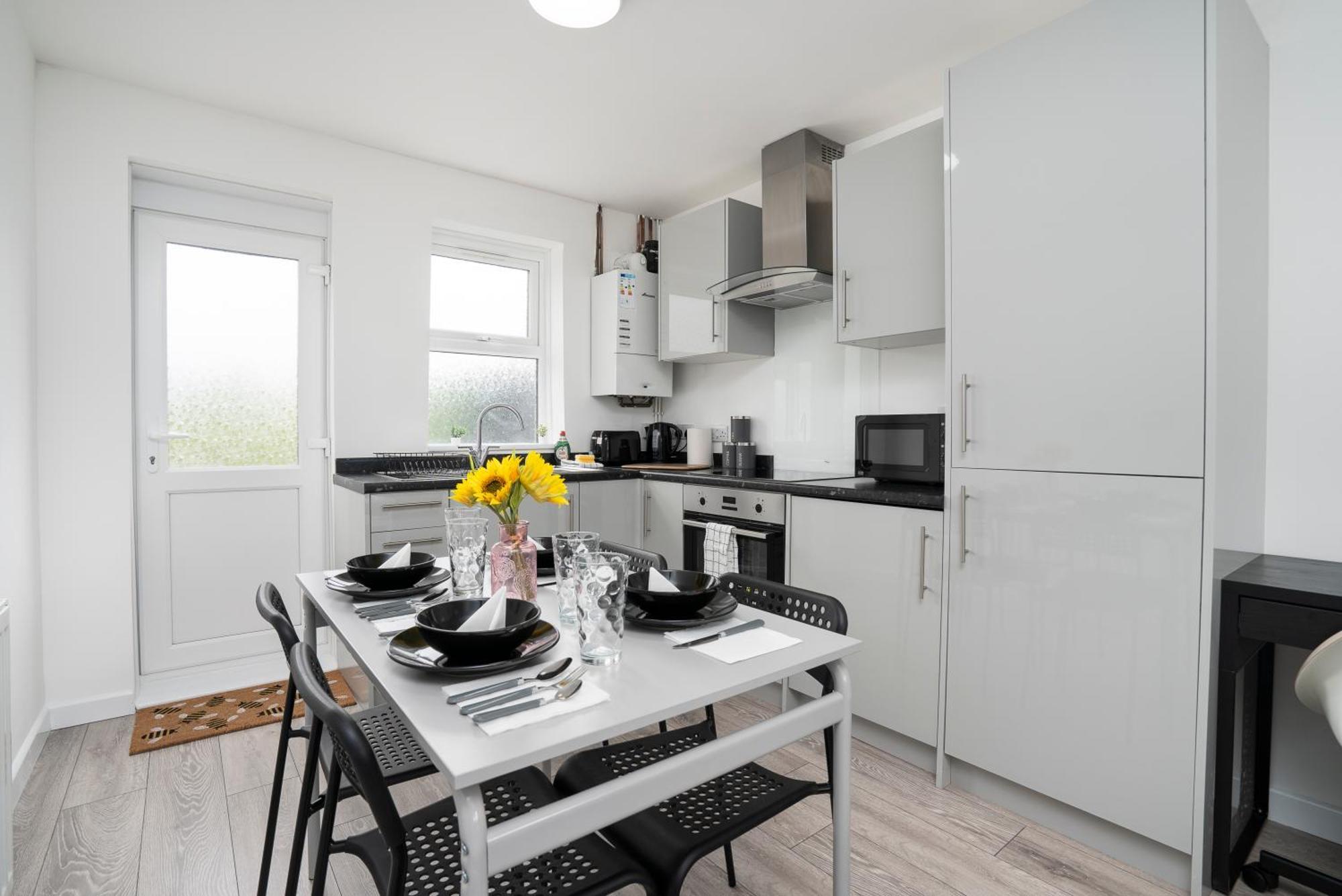 Modern 4 Bed House-Free Parking Διαμέρισμα Burton  Εξωτερικό φωτογραφία