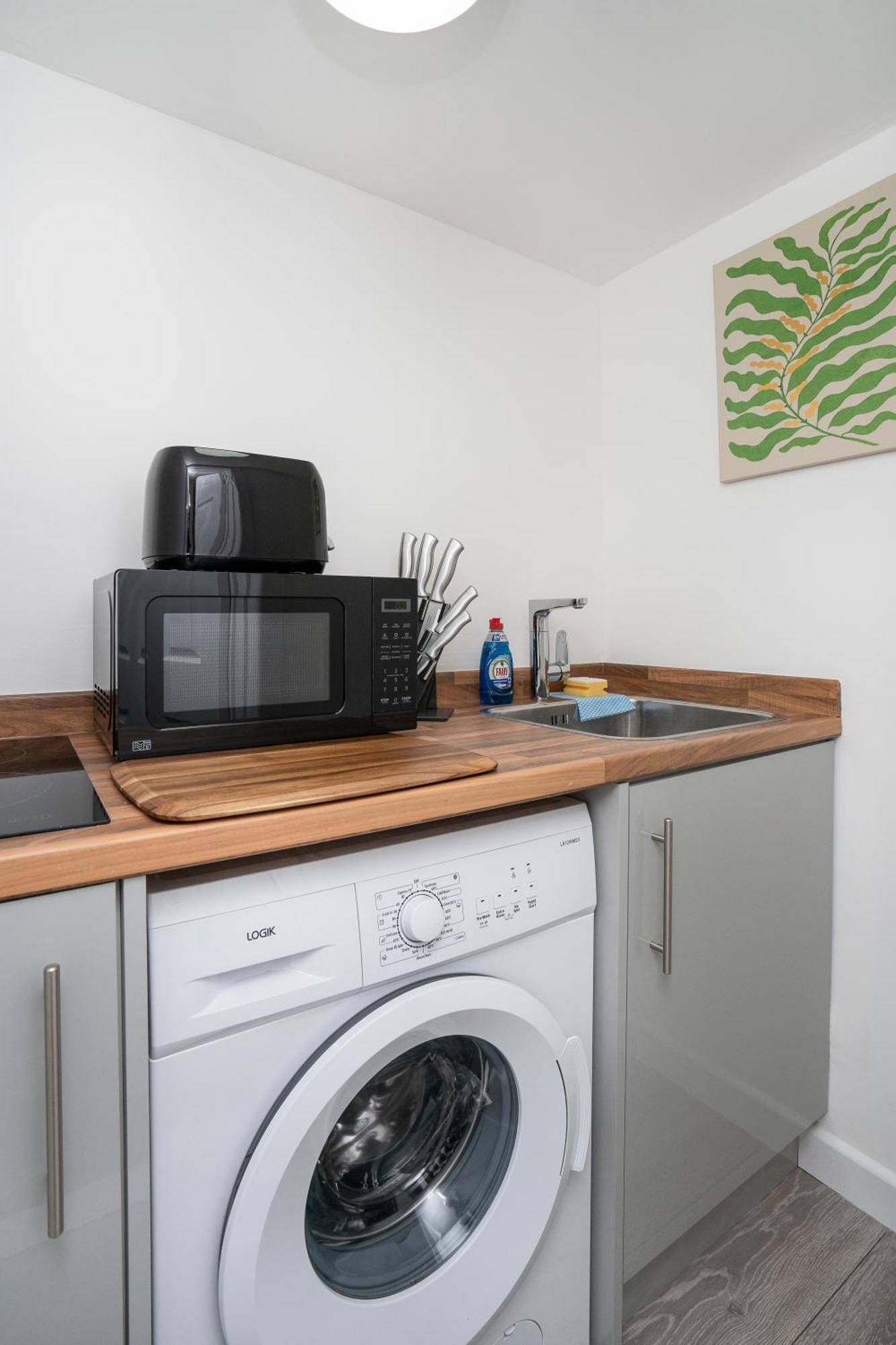 Modern 4 Bed House-Free Parking Διαμέρισμα Burton  Εξωτερικό φωτογραφία